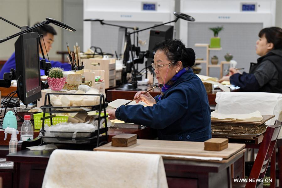 **CHINA-CHENGDU-ANCIENT BOOK REPAIRER (CN)