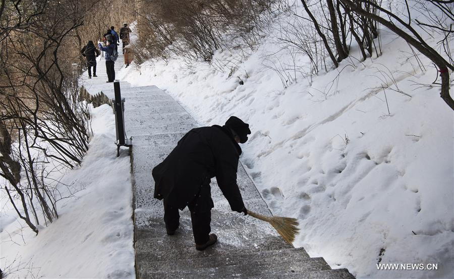 CHINA-SHAANXI-WEINAN-HUASHAN MOUNTAIN-SNOW CLEARING (CN)