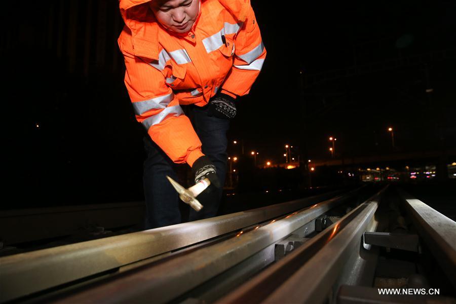 CHINA-SHANGHAI-RAILWAY-WORKER (CN)