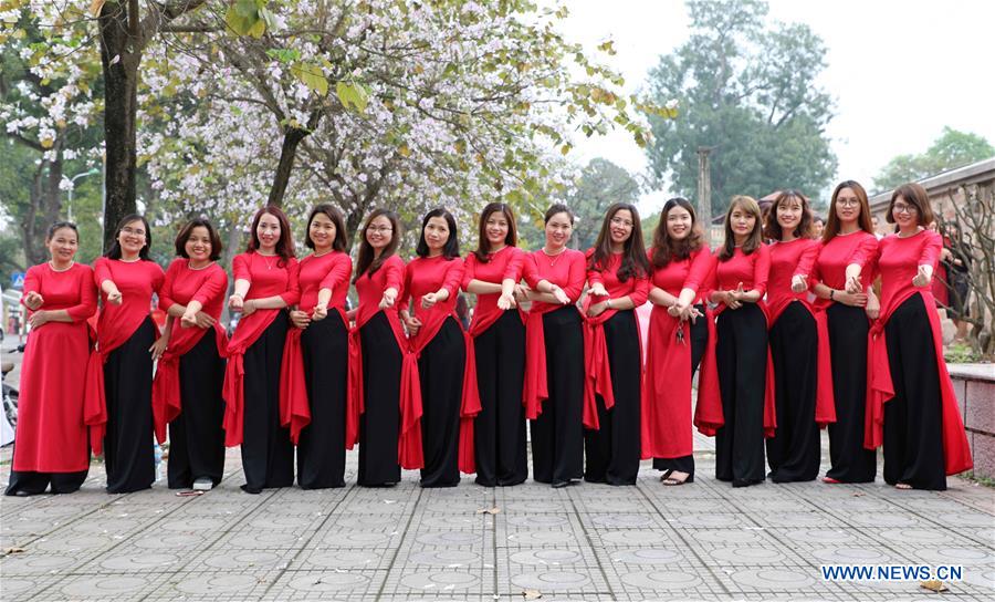 VIETNAM-HANOI-WOMAN-AO DAI