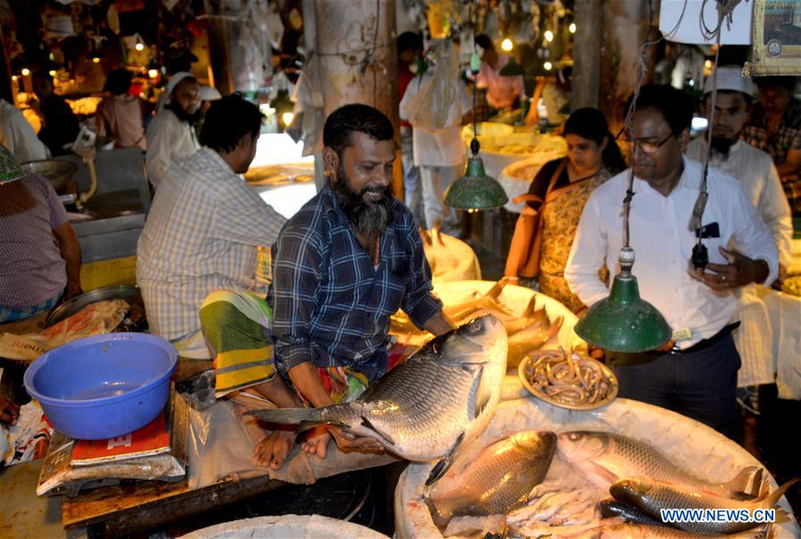 BANGLADESH-DHAKA-MARKET-RAMADAN