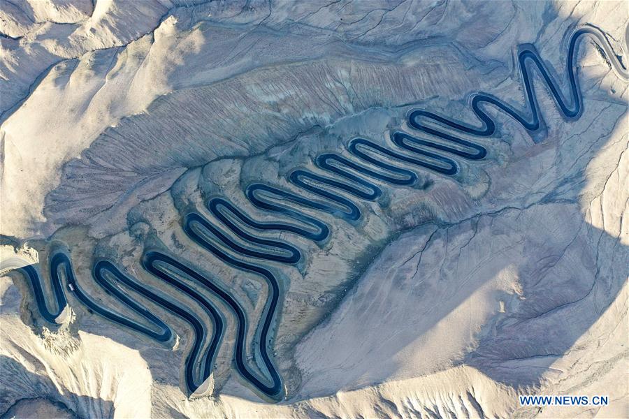 CHINA-XINJIANG-TAXKORGAN-MOUNTAIN ROAD