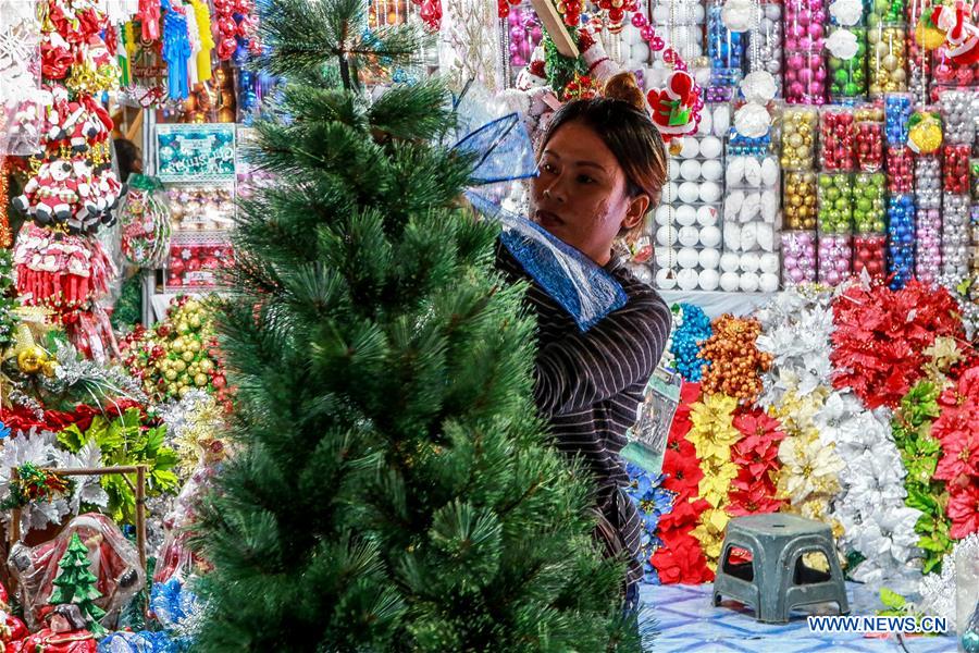 PHILIPPINES-QUEZON CITY-MARKET-CHRISTMAS DECORATIONS