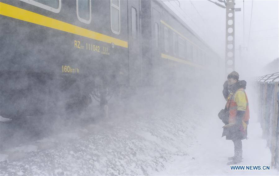 CHINA-CHANGCHUN-SPRING FESTIVAL TRAVEL RUSH-RAILWAY-WORKER (CN) 