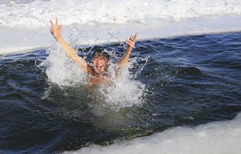 Winter swimming lovers brave cold across China