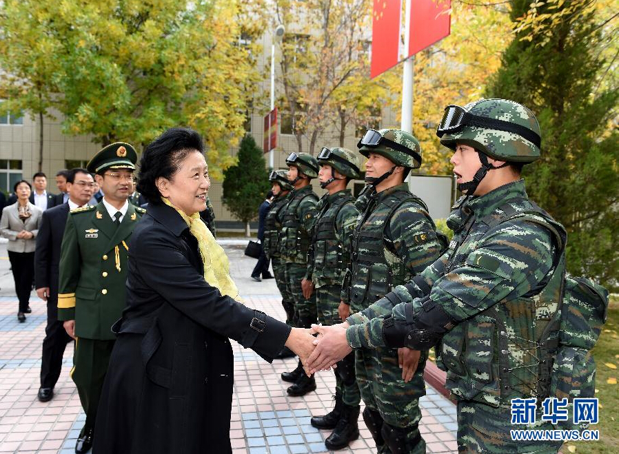 9月28日，中共中央政治局委员、国务院副总理、中央代表团副团长刘延东率中央代表团分团赴阿克苏地区、伊犁哈萨克自治州慰问，与各族干部群众共度节日、共享欢乐。这是刘延东在伊犁武警8660部队驻地慰问官兵。新华社记者张领摄