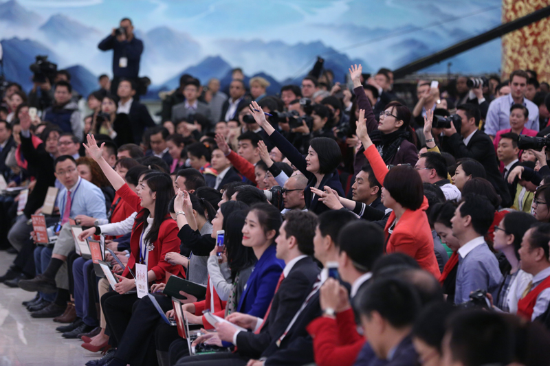 3月15日，国务院总理李克强在北京人民大会堂与中外记者见面，并回答记者提问。这是记者举手争取提问机会。 新华社记者 才扬 摄