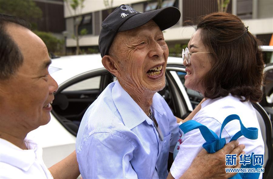 （图片故事）（2）“希望老人”的第100次老区助学之旅