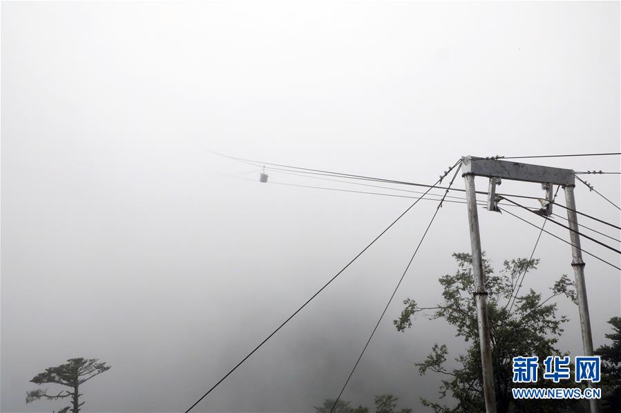 （图文互动）（8）特写：“八一”礼物，飞向云端哨所