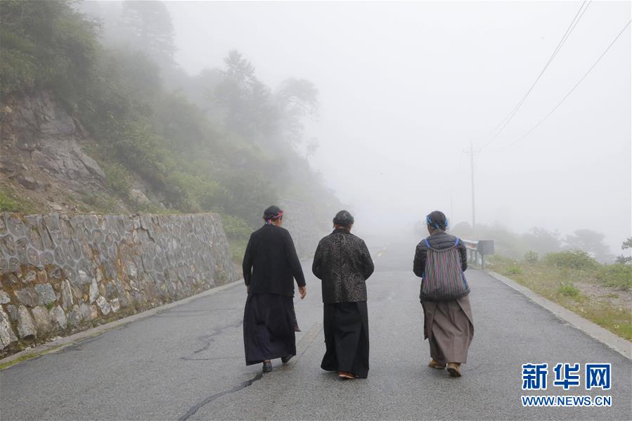 （图文互动）（10）特写：“八一”礼物，飞向云端哨所