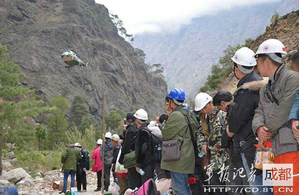 2015年4月，因地震被困尼泊尔的中国公民准备登机