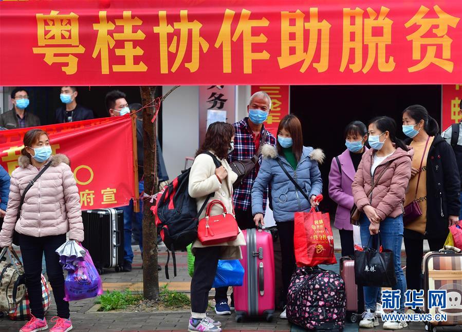 （新华全媒头条·在习近平新时代中国特色社会主义思想指引下——新时代新作为新篇章·图文互动）（6）同心战“疫”彰显人民至上——各地各部门贯彻落实习近平总书记重要指示精神统筹推进疫情防控和经济社会发展 