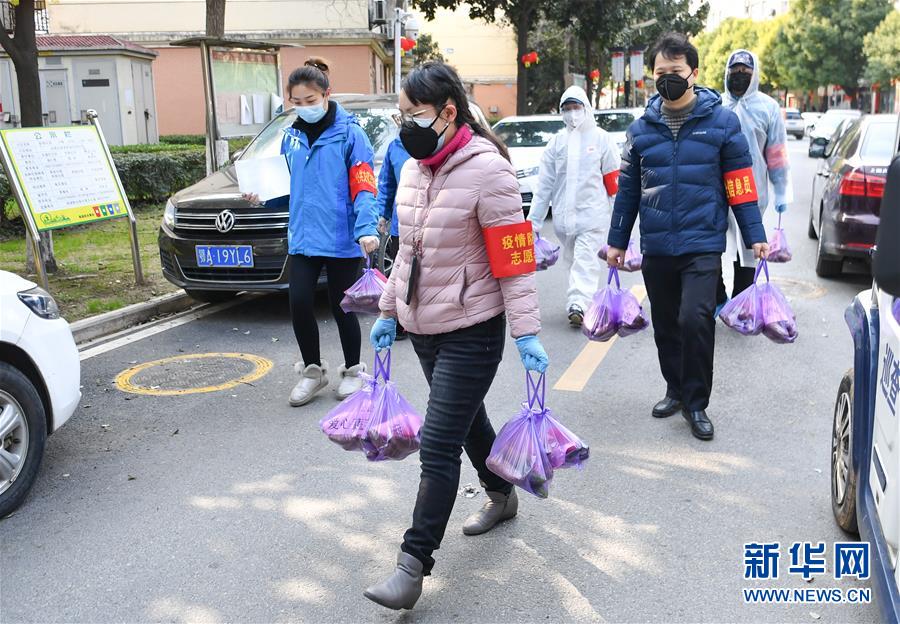 （新华全媒头条·图文互动）（10）“始终把人民群众生命安全和身体健康放在第一位”——中国抗疫彰显“生命至上、人民至上”理念