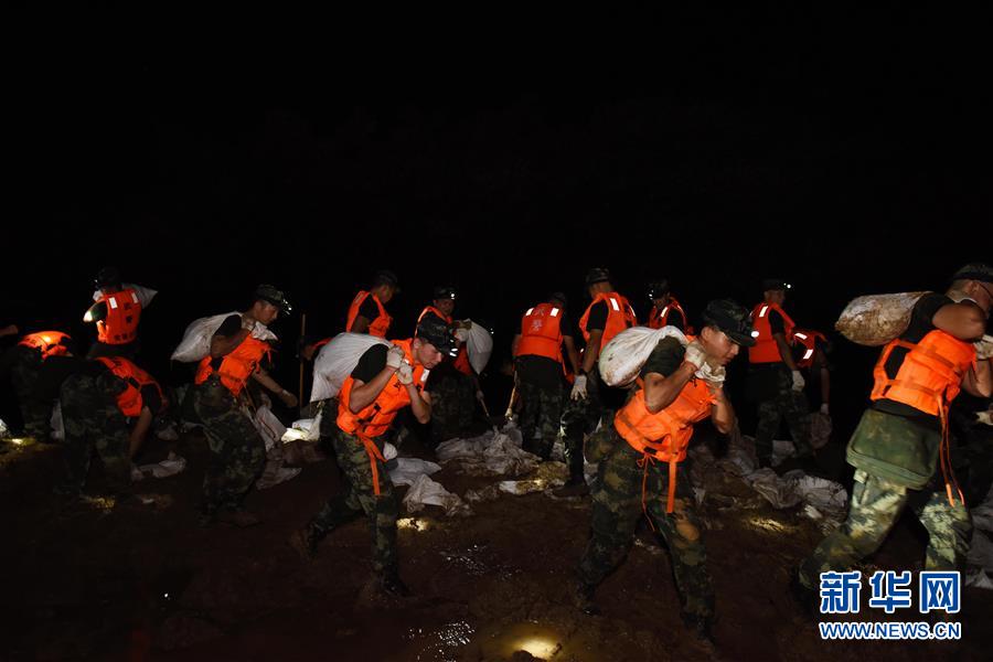 （防汛抗洪·图文互动）（7）洪水不退，子弟兵誓死不退——解放军和武警部队官兵参与洪涝灾害抢险救援记事