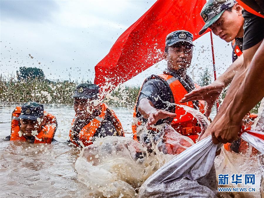 （防汛抗洪·图文互动）（9）洪水不退，子弟兵誓死不退——解放军和武警部队官兵参与洪涝灾害抢险救援记事