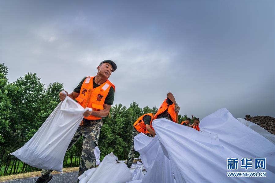 （防汛抗洪·图文互动）（1）安徽望江县：不让洪水越过雷池“半步”