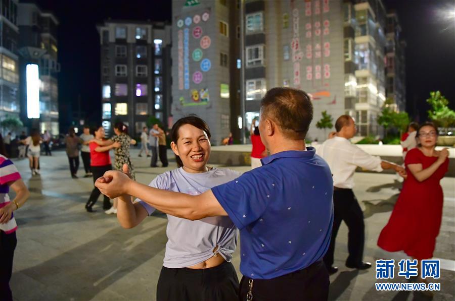 （走向我们的小康生活·图文互动）（3）“楼上过日子，楼下赚票子”——来自陕西安康的易地扶贫搬迁一线观察