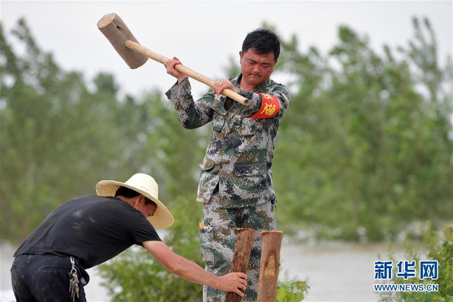 （在习近平新时代中国特色社会主义思想指引下——新时代新作为新篇章·习近平总书记关切事·图文互动）（2）洪峰浪尖，鲜红的党旗高高飘扬——记防汛抗洪一线的共产党员