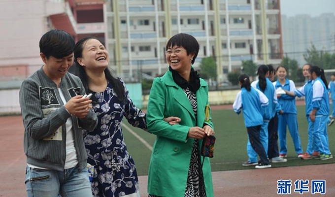 午饭后，刘芳与两位同事在操场散步聊天