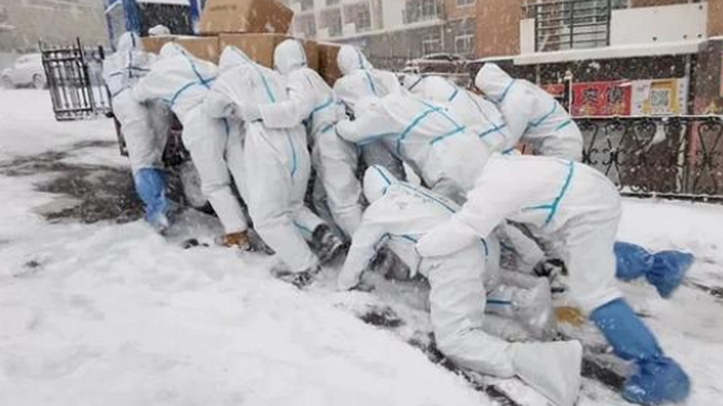 辽宁大连：逆风而行 风雪中“移动的雕塑”