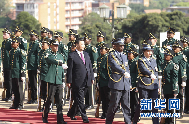 12月2日，国家主席习近平在比勒陀利亚同南非总统祖马举行会谈?；崽盖?，祖马在联邦大厦广场为习近平举行隆重的欢迎仪式。这是习近平检阅仪仗队。新华社记者 黄敬文 摄