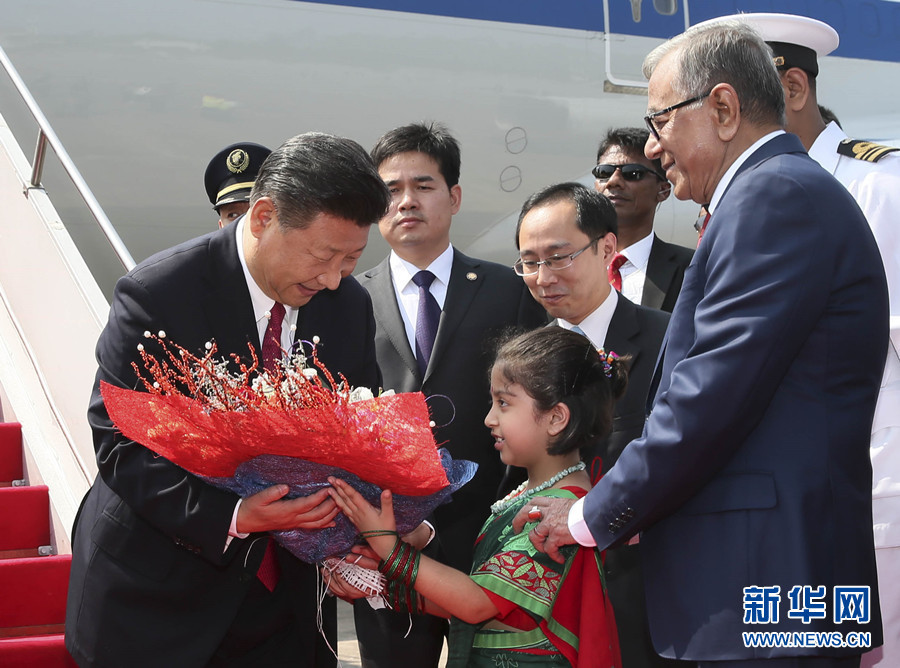 10月14日，国家主席习近平抵达达卡，开始对孟加拉人民共和国进行国事访问。这是习近平接受孟加拉国儿童献花。 新华社记者 兰红光 摄