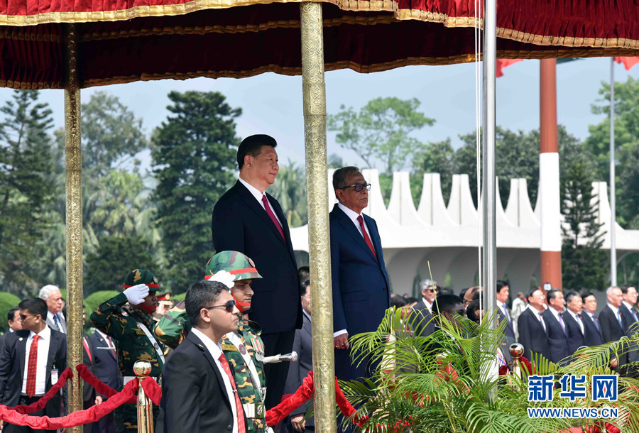 10月14日，国家主席习近平抵达达卡，开始对孟加拉人民共和国进行国事访问。孟加拉国总统哈米德在机场为习近平主席举行欢迎仪式。新华社记者 张铎