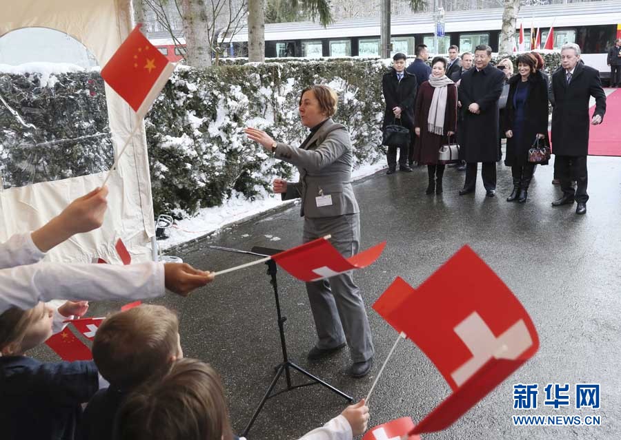 这是习近平和夫人彭丽媛在伯尔尼克尔萨茨火车站观看瑞士童声合唱团表演。 新华社记者 兰红光 摄