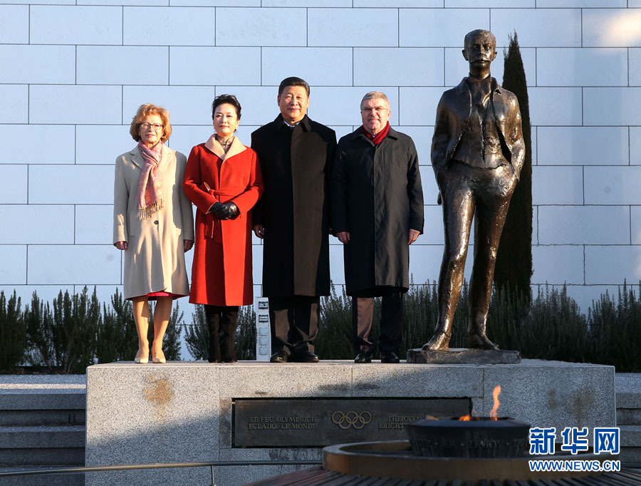 1月18日，国家主席习近平在瑞士洛桑国际奥林匹克博物馆会见国际奥林匹克委员会主席巴赫。这是习近平和夫人彭丽媛与巴赫夫妇在现代奥林匹克运动发起人顾拜旦雕像前合影。新华社记者 姚大伟 摄