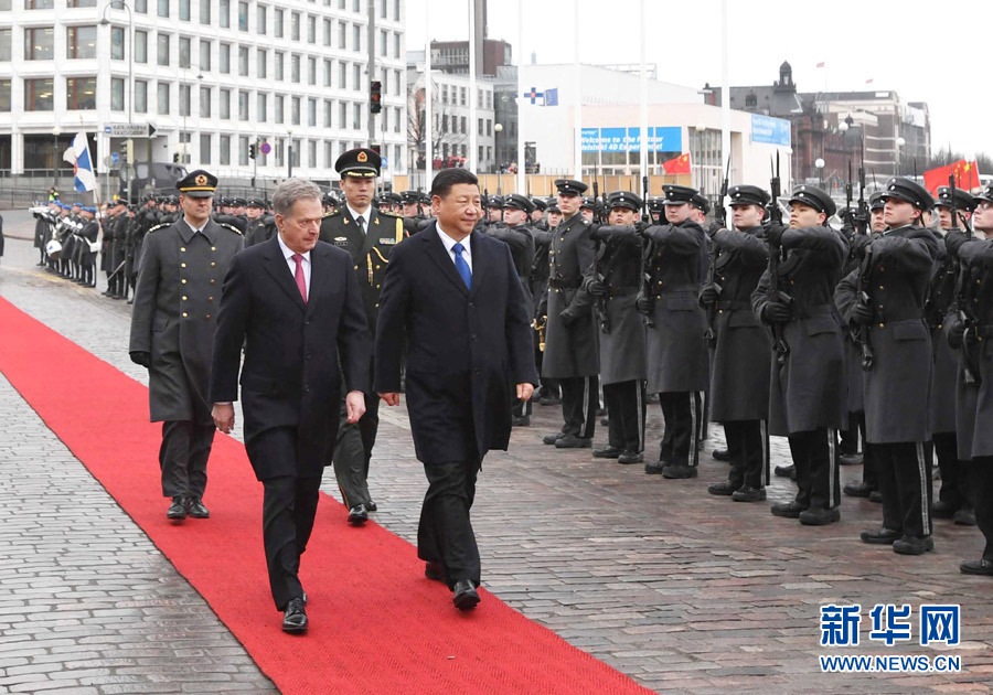 4月5日，国家主席习近平在赫尔辛基同芬兰总统尼尼斯托举行会谈?；崽盖?，习近平出席尼尼斯托在总统府庭院举行的隆重欢迎仪式。 新华社记者饶爱民 摄