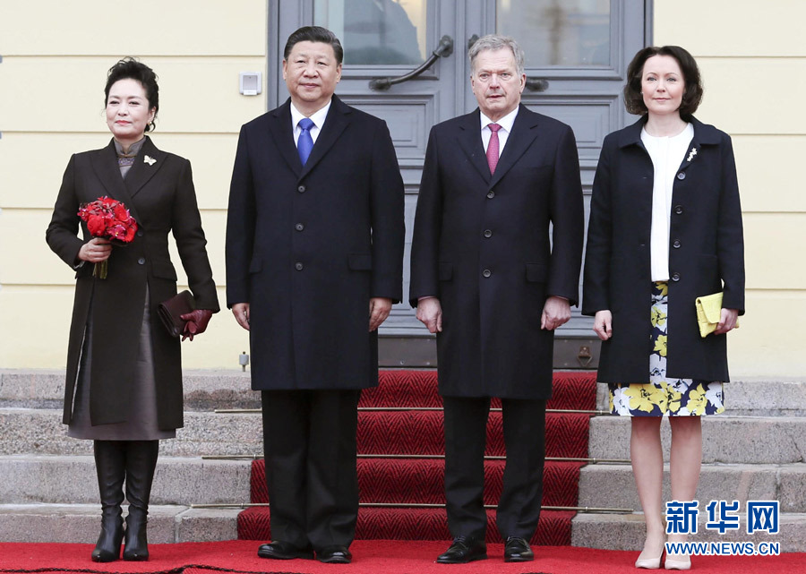 4月5日，国家主席习近平在赫尔辛基同芬兰总统尼尼斯托举行会谈?；崽盖?，习近平出席尼尼斯托在总统府庭院举行的隆重欢迎仪式。这是习近平和夫人彭丽媛同尼尼斯托和夫人豪吉欧在欢迎仪式上。新华社记者 兰红光 摄 