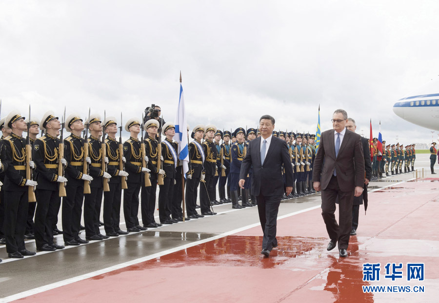 7月3日，国家主席习近平乘专机抵达莫斯科，开始对俄罗斯联邦进行国事访问。这是习近平出席机场欢迎仪式。 新华社记者 李学仁 摄