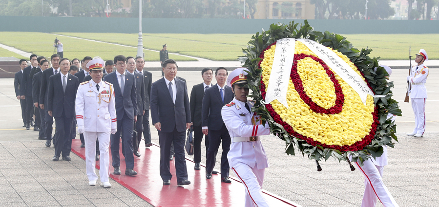 习近平瞻仰胡志明主席陵并敬献花圈